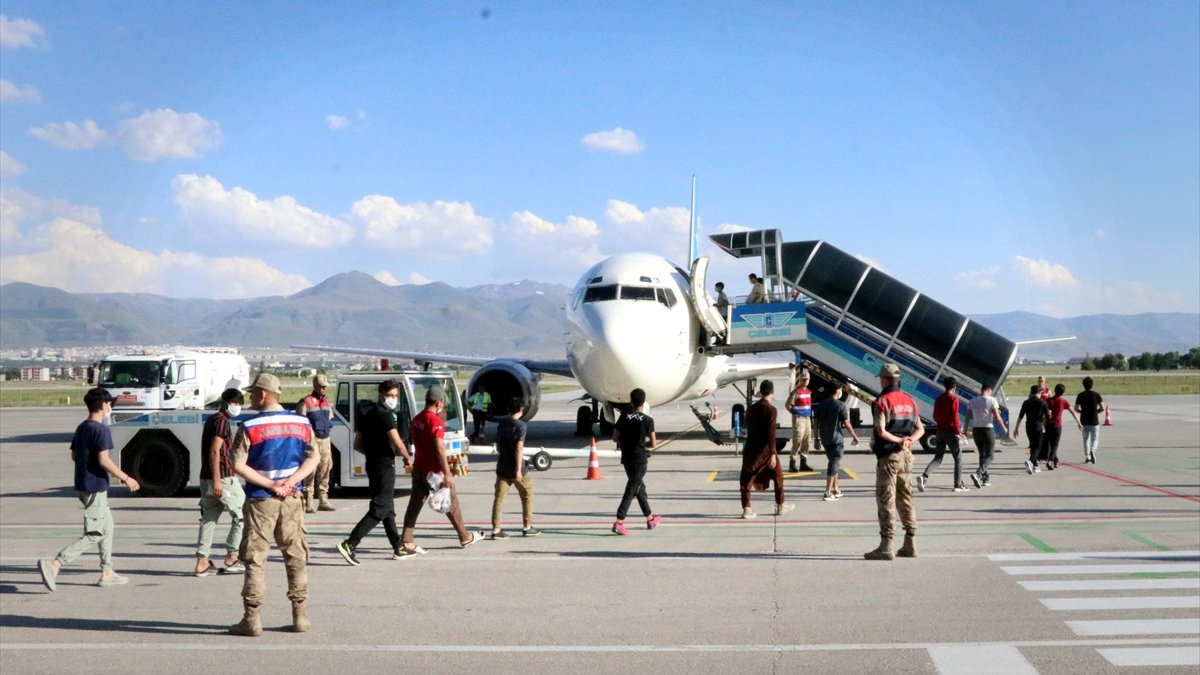 Erzurum'da Afganistan uyruklu 363 düzensiz göçmen ülkelerine gönderildi
