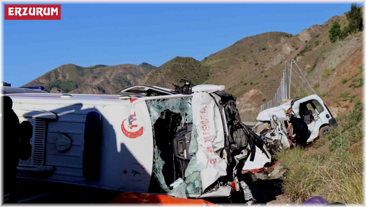 Erzurum'da ambulans ile hafif ticari araç çarpıştı: 4 ölü, 1 yaralı