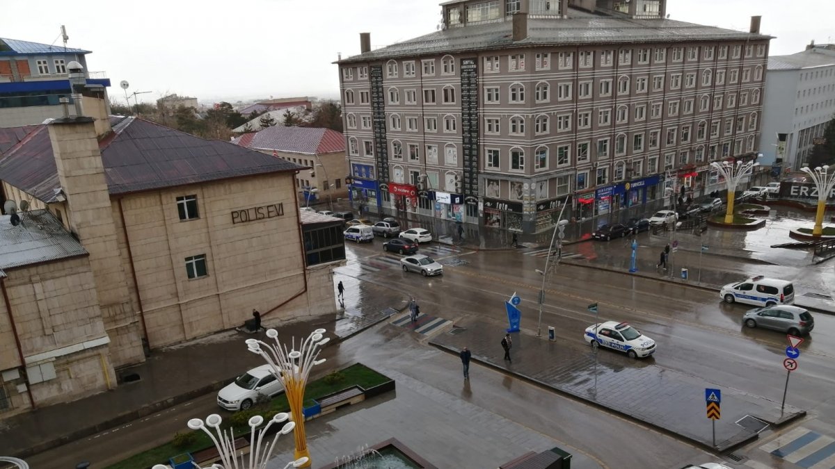 Erzurum'da aniden bastıran dolu yağışı vatandaşları hazırlıksız yakaladı