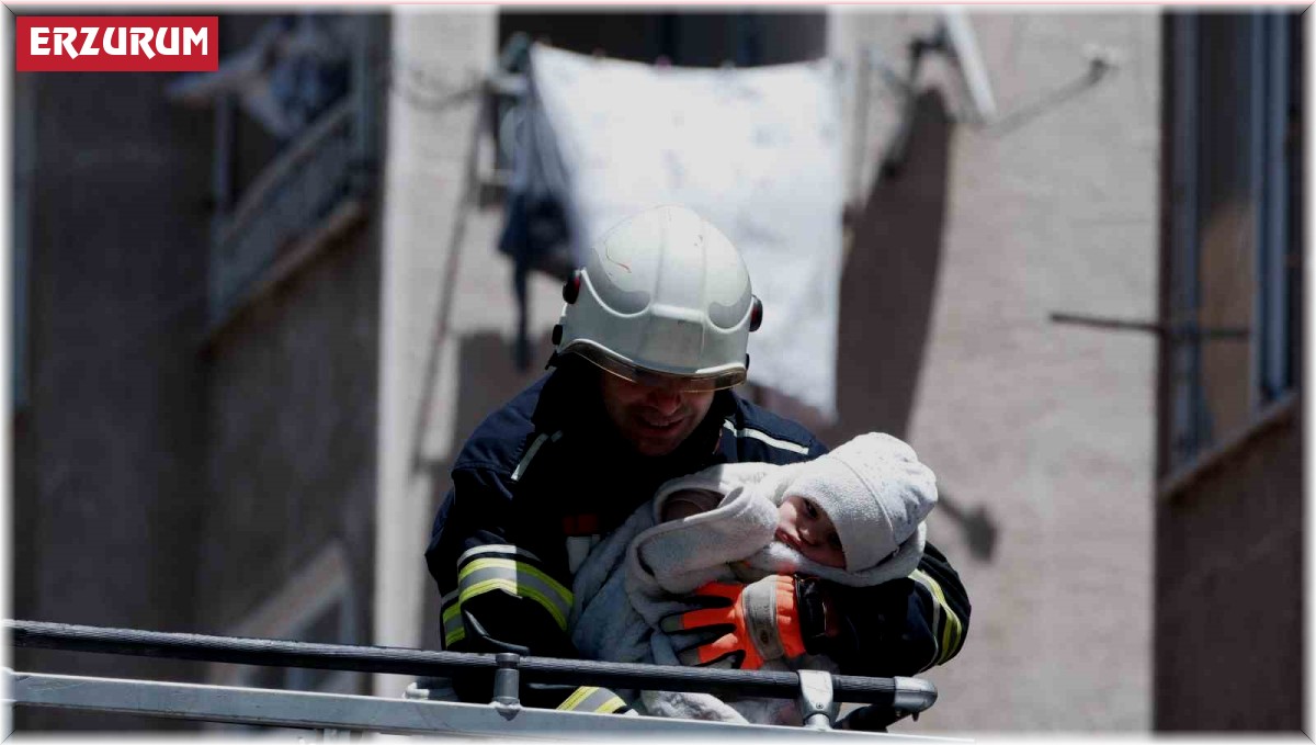Erzurum'da apartmanın çöken merdiveni korkuttu