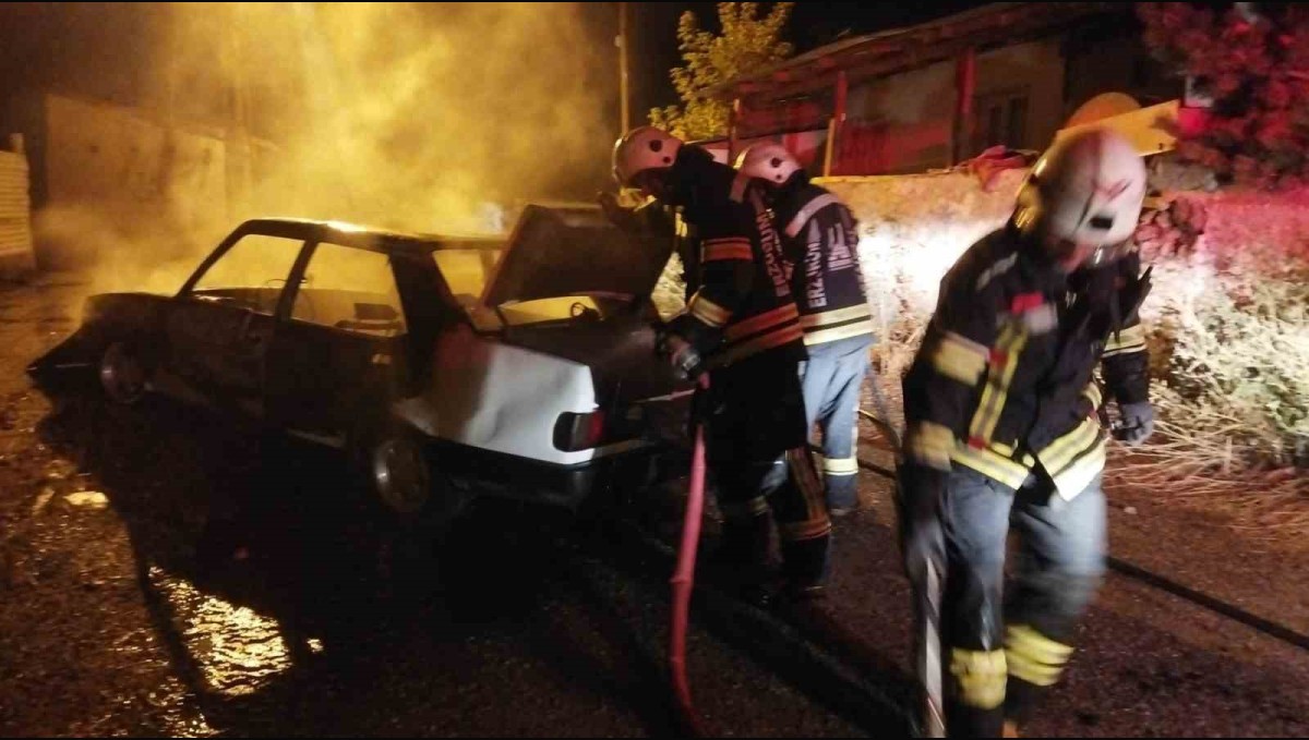 Erzurum'da araç alev topuna döndü