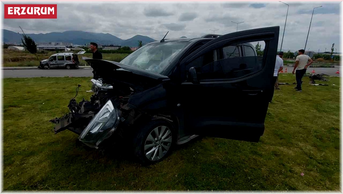 Erzurum'da araçlar kafa kafaya çarpıştı: 9 yaralı