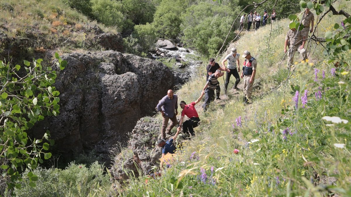 Erzurum'da arkadaşlarıyla pikniğe giden genç serinlemek için girdiği gölette boğuldu