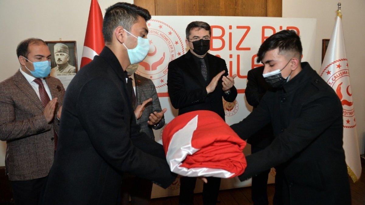 Erzurum'da bayrak teslim töreni