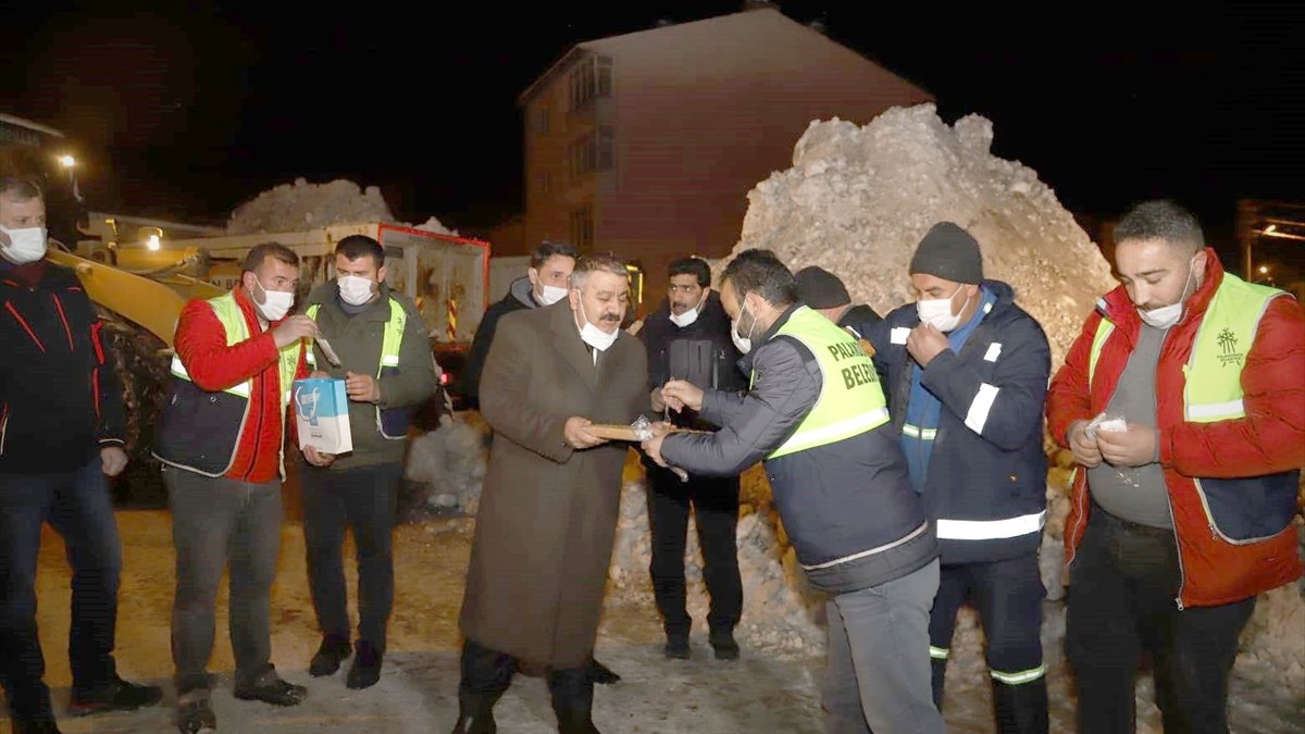 Erzurum'da belediye ekipleri kar temizleme çalışmalarını gece gündüz sürdürüyor