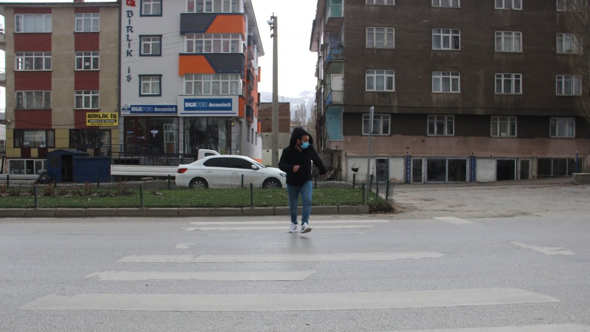 Erzurum'da bir garip yaya geçidi, başı var sonu yok