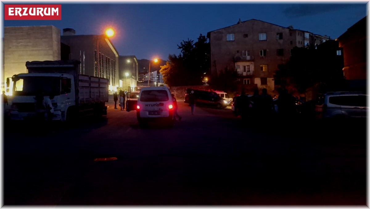 Erzurum'da cadde ortasında bıçaklı kavga: 1 yaralı