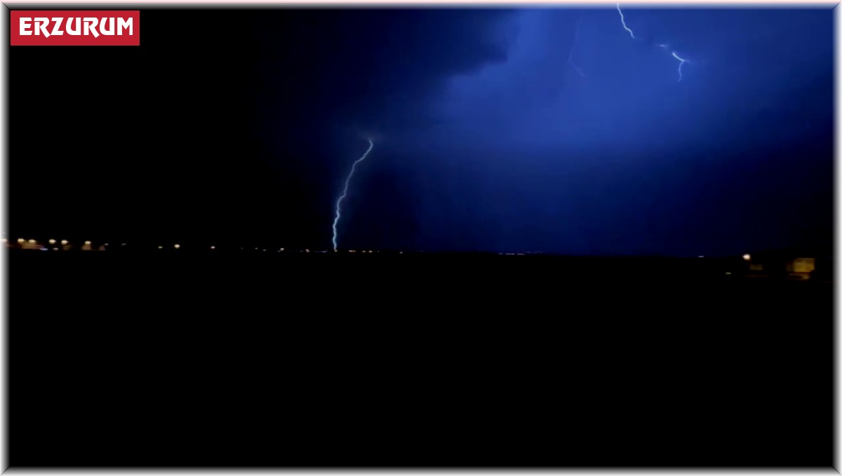 Erzurum'da çakan şimşekler geceyi aydınlattı