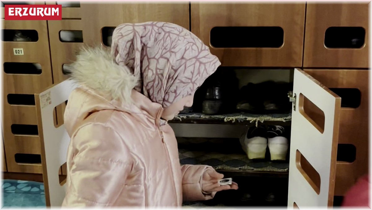 Erzurum'da çocuklara teravihte çikolata sürprizi