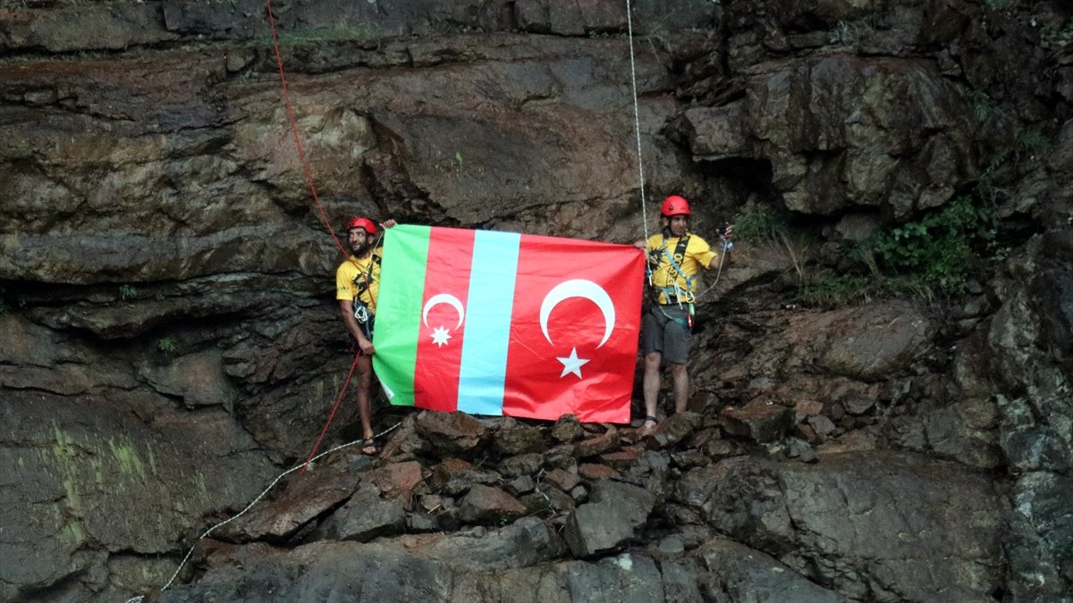 Erzurum'da dağcılar Tortum Şelalesi'nden Türkiye ve Azerbaycan bayraklarıyla iniş yaptı