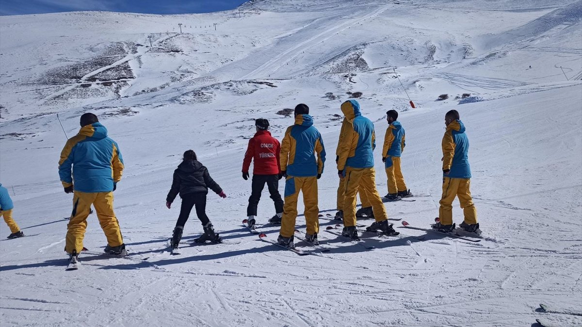 Erzurum'da denetimli serbestlik tedbiri altındaki gençlere kayak eğitimi verildi