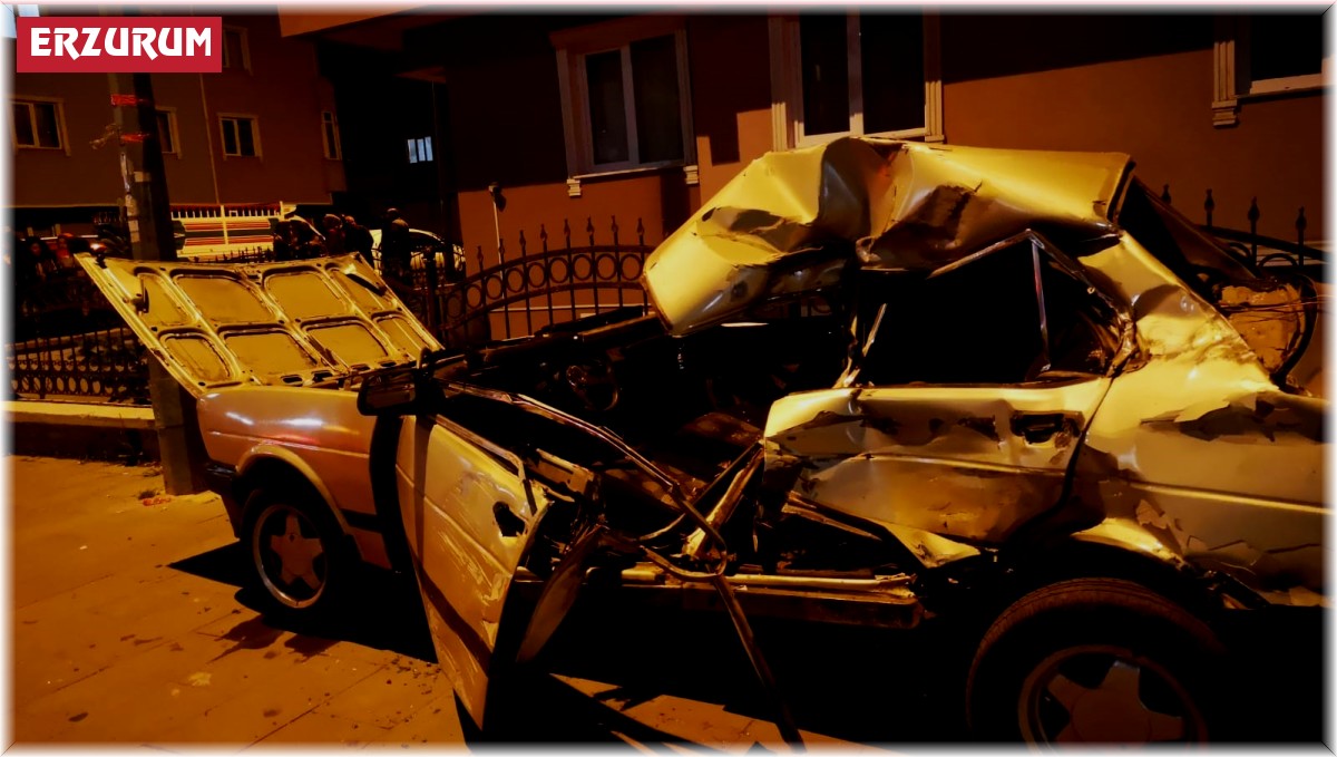 Erzurum'da direksiyon hakimiyetini kaybeden sürücü duvara çarparak durabildi: 1 ölü, 1 yaralı