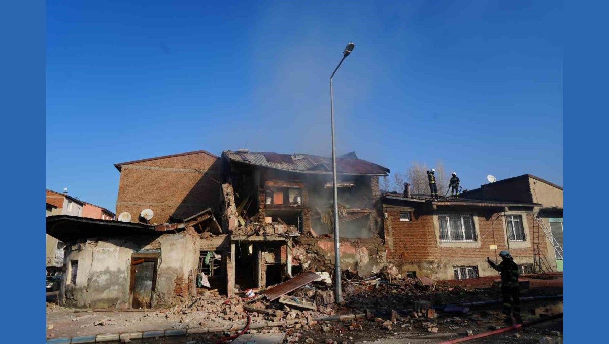 Erzurum'da doğalgaz patlaması: 2 ev çöktü, 1 yaralı