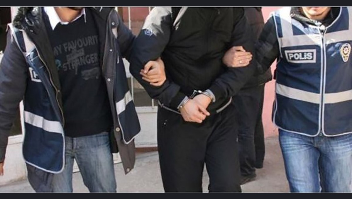 Erzurum'da dolandırıcılık suçundan aranan 2 şahıs İstanbul ve İzmir'de yakalandı