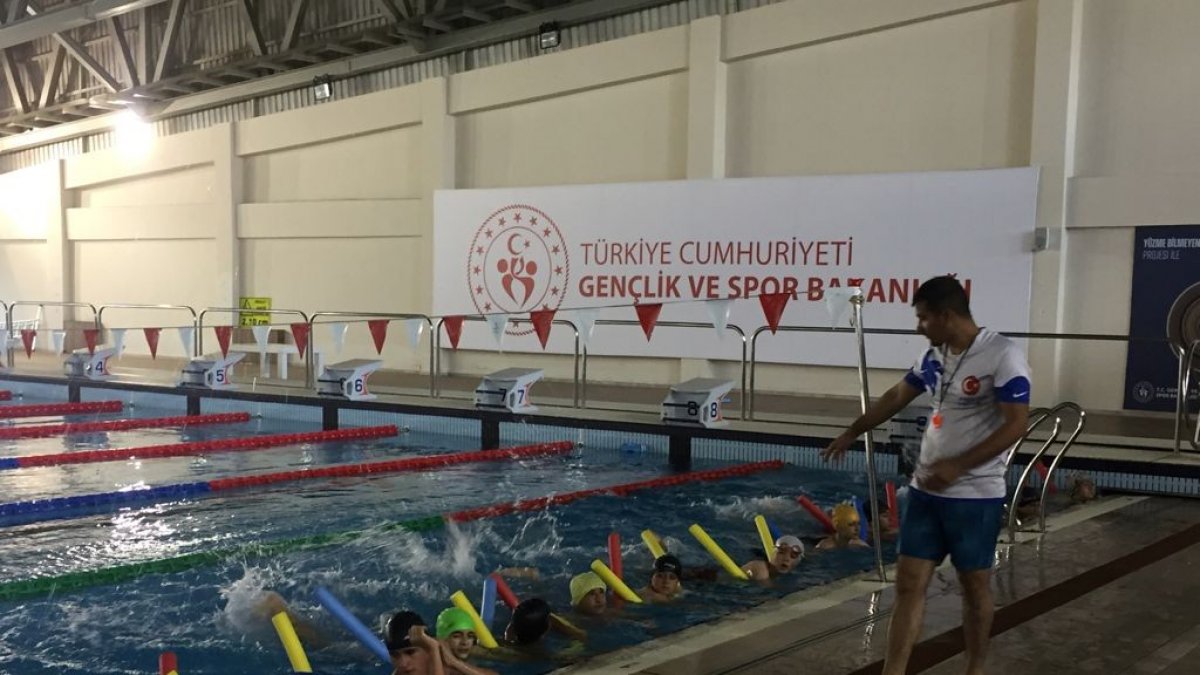 Erzurum'da düzenlenen yüzme kursuna yoğun ilgi