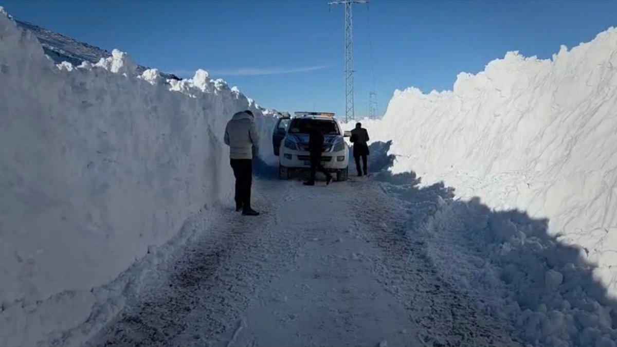 Erzurum'da ekipler kar nedeniyle yolu kapanan hasta için seferber oldu