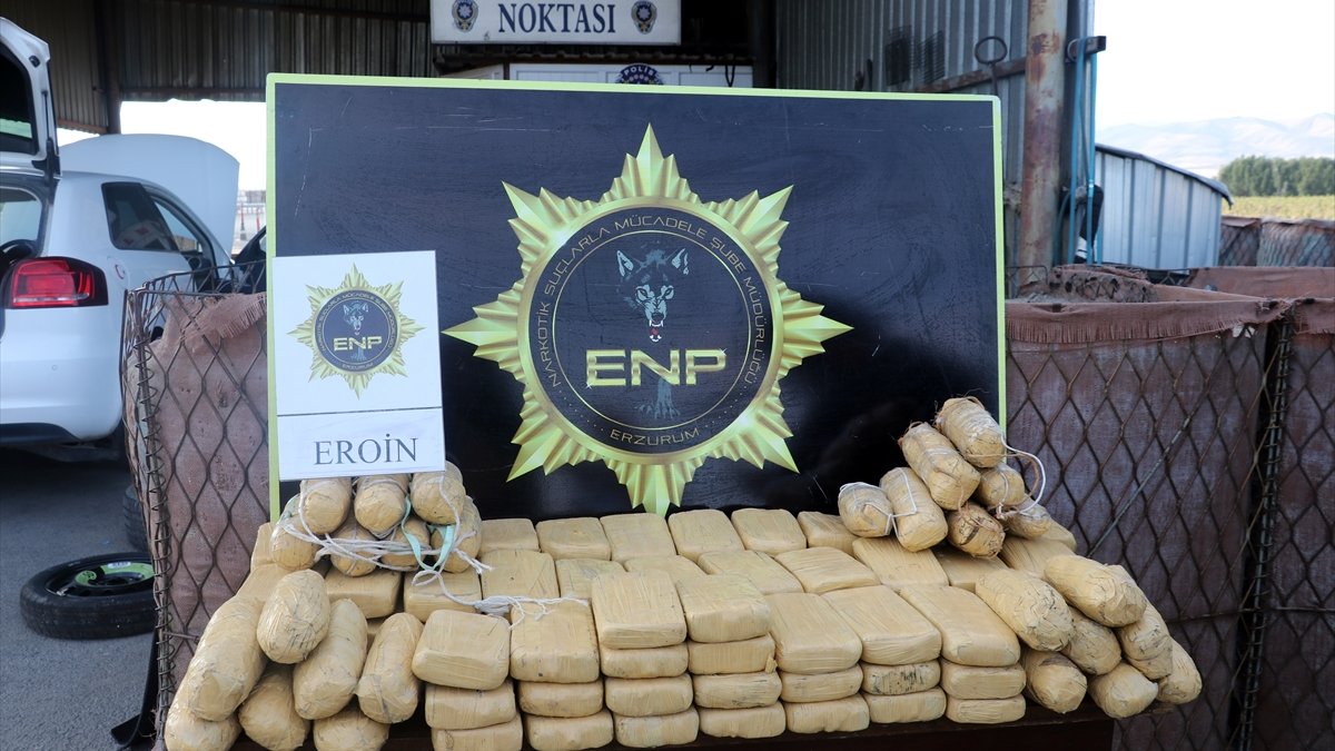 Erzurum'da emekli polisin aracında 61 kilo 750 gram eroin bulundu