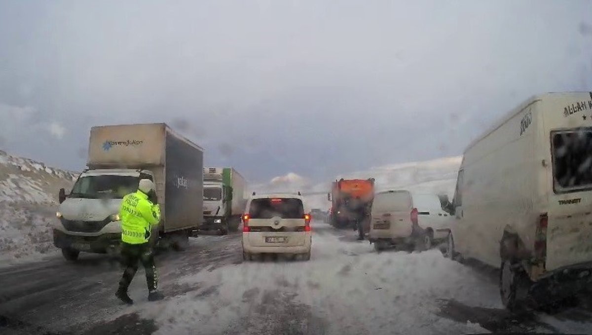 Erzurum'da etkili olan tipi çevre illerle olan ulaşımı aksatıyor