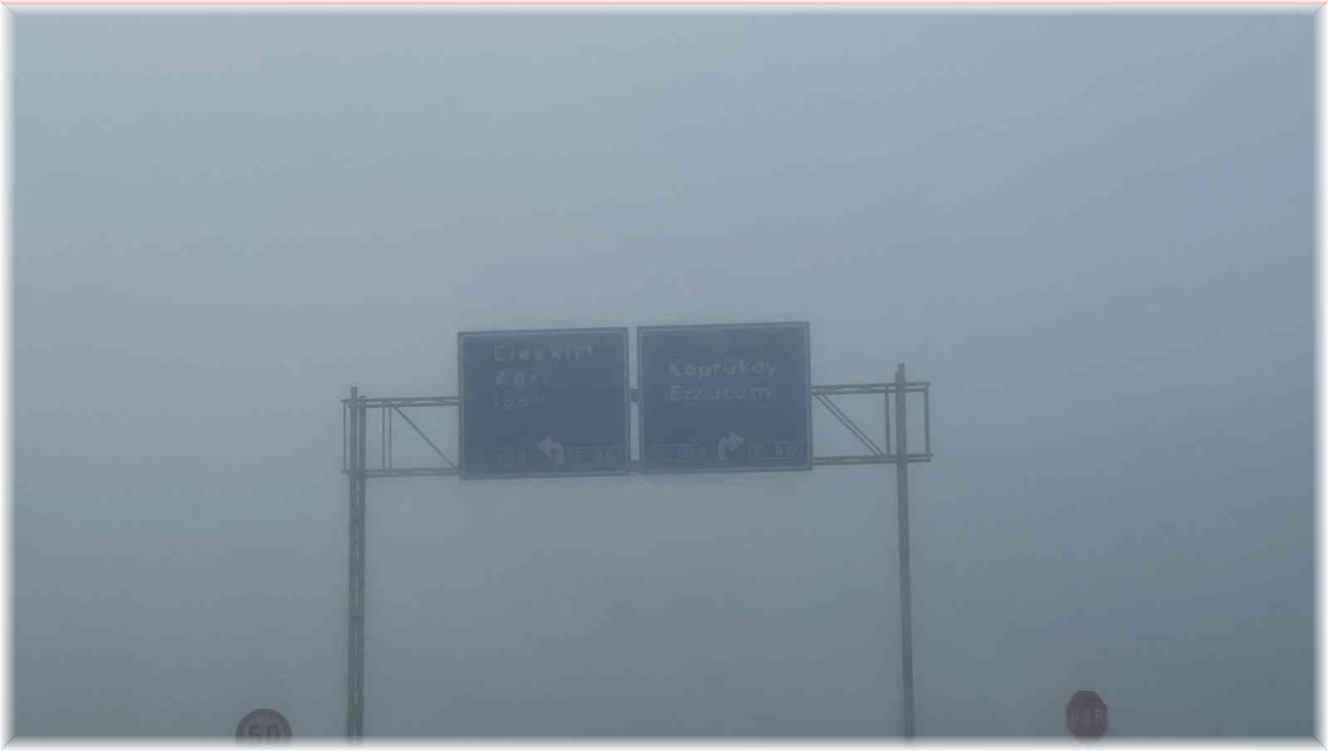 Erzurum'da etkili olan yoğun sis sürücülere zor anlar yaşattı