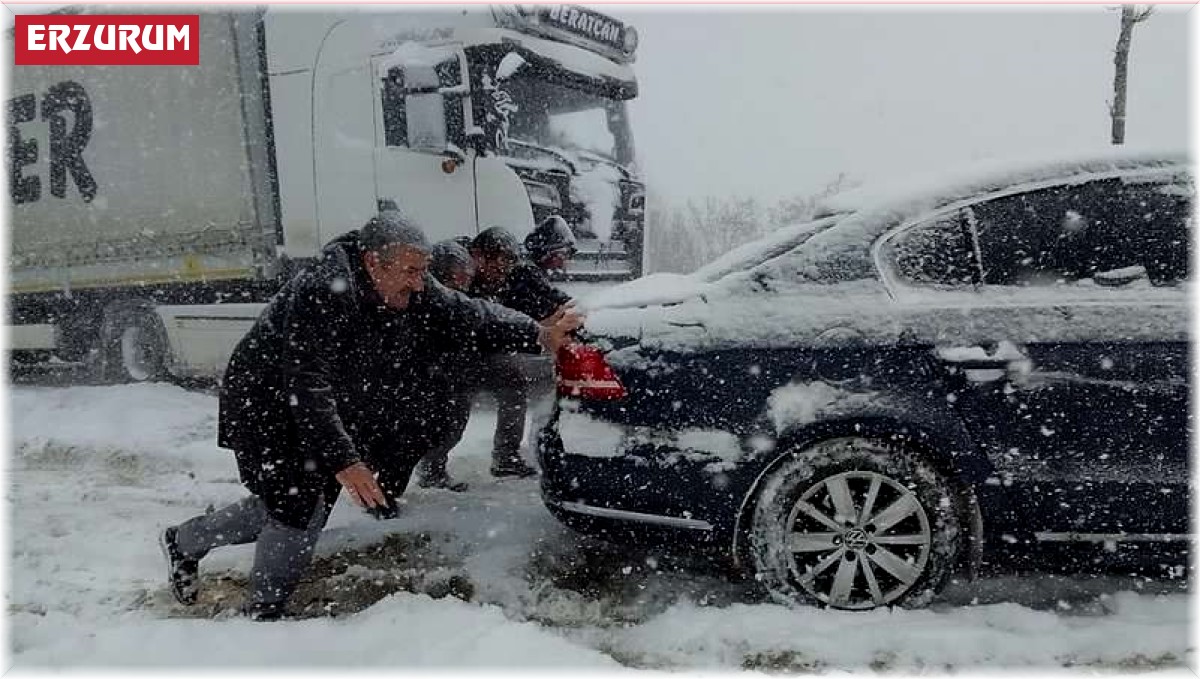 Erzurum'da etkisini gösteren kar yağışı, araç şoförlerini zor durumda bıraktı