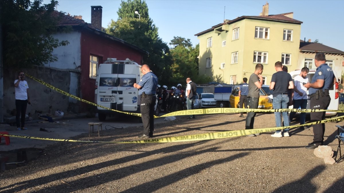 Erzurum'da evlerinin önünde oturan 3 kişi silahlı saldırıda yaralandı