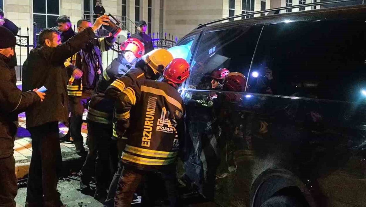 Erzurum'da feci kaza: Kavşak adeta savaş alanına döndü