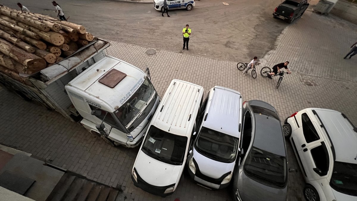 Erzurum'da freni boşalan kamyon 6 araca çarptı