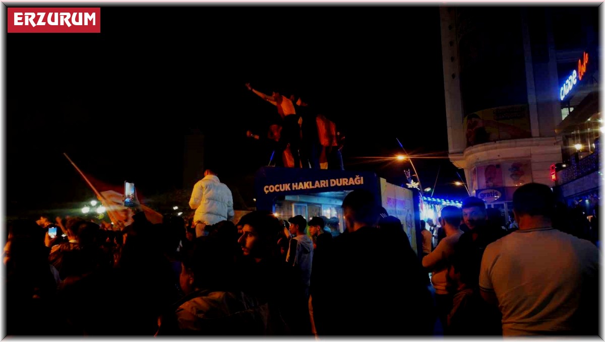 Erzurum'da Galatasaray taraftarı hem şampiyonluğu hem derbi galibiyetini kutladı