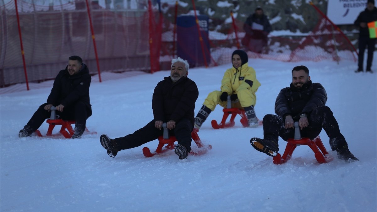 Erzurum'da gazeteciler kendi günlerinde kızak yarışmasıyla eğlendi