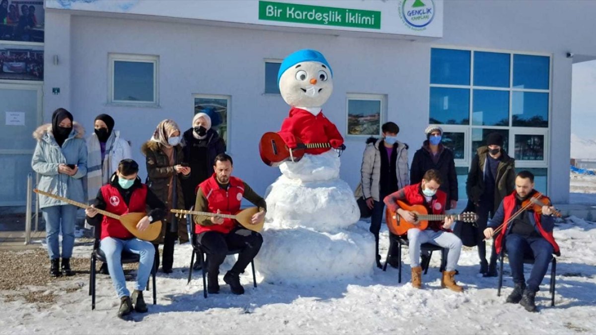 Erzurum'da 'gençler' Barış Manço'yu yaptıkları kardan adam ve seslendirdikleri eserleriyle andı