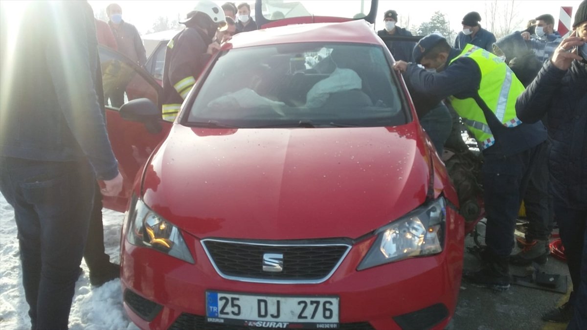 Erzurum'da hafif ticari araçla otomobil çarpıştı: 6 yaralı