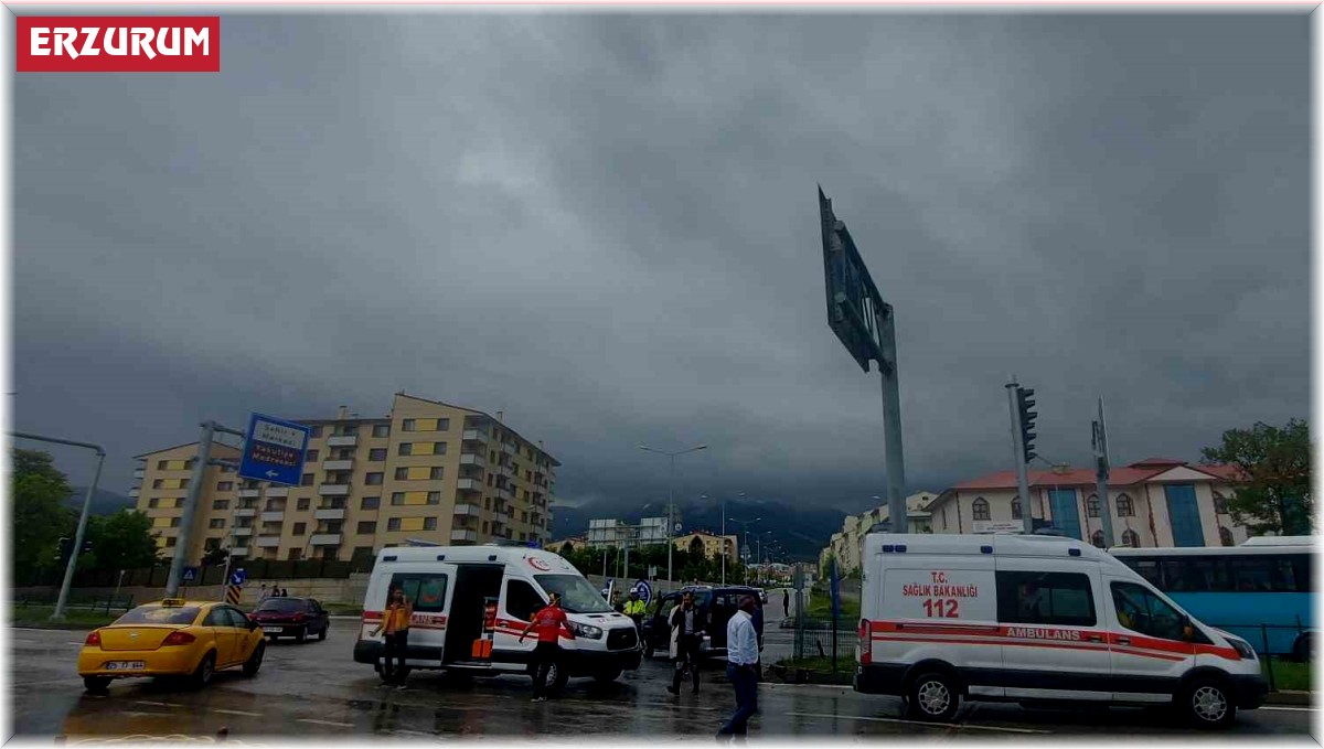 Erzurum'da hasta taşıyan ambülans kaza yaptı