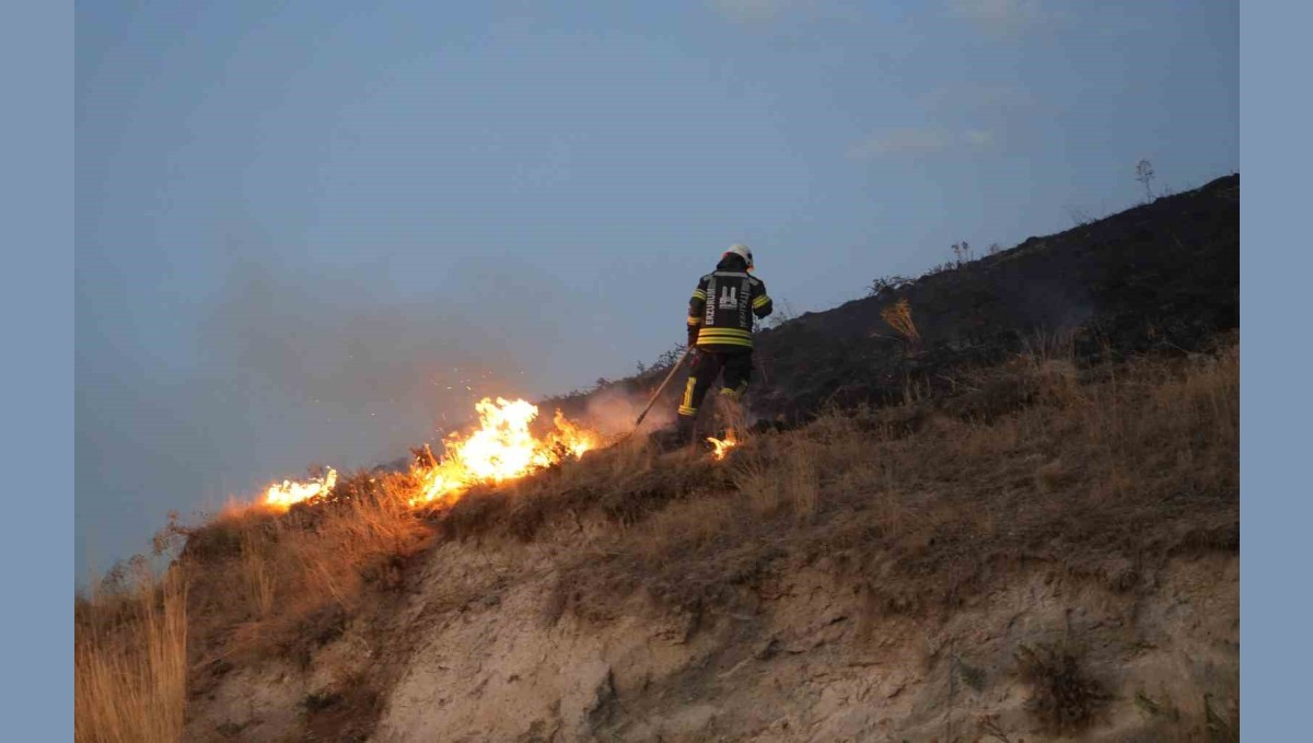 Erzurum'da havai fişek yangına neden oldu