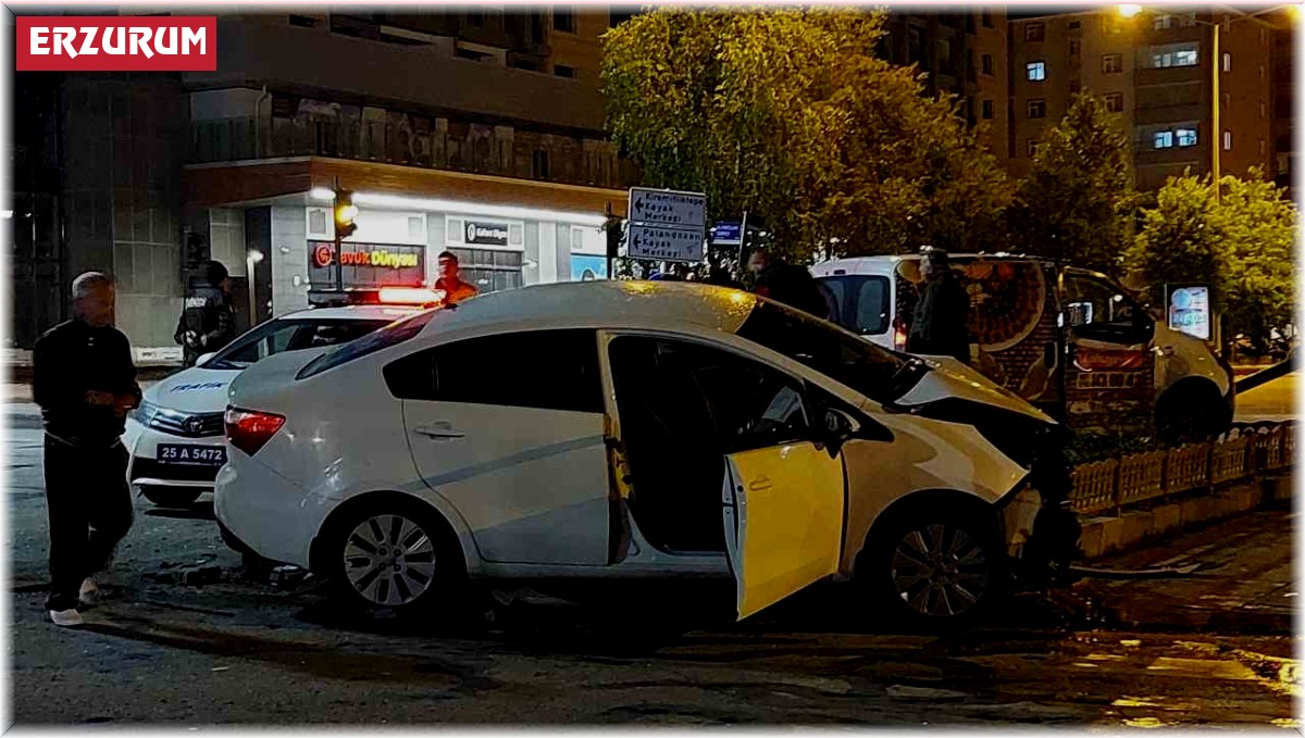 Erzurum'da iki araç çarpıştı: 2 yaralı