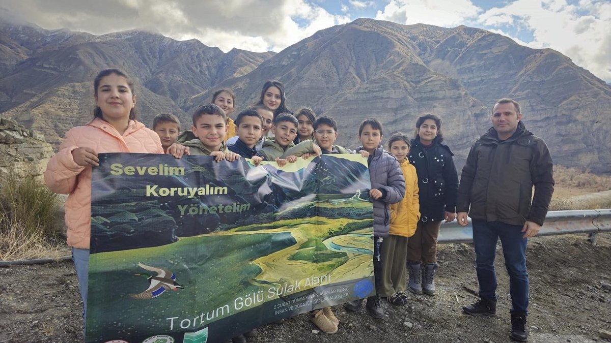 Erzurum'da ilkokul öğrencileri Tortum Gölü'nde kuş gözlemi yaptı