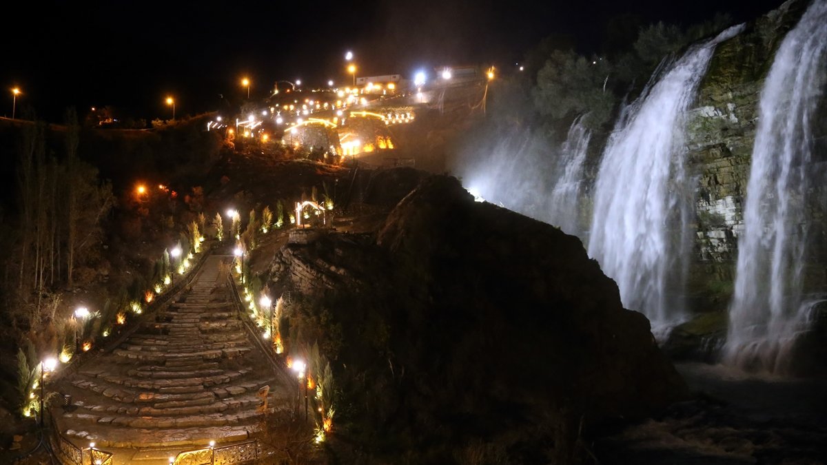 Erzurum'da ışıklandırması yapılan Tortum Şelalesi eşsiz güzelliğe büründü