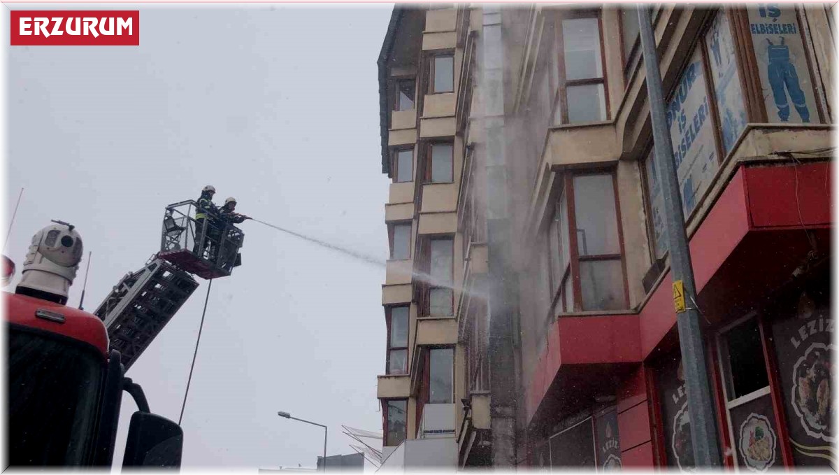 Erzurum'da işyerinin çatısında çıkan yangın itfaiye ekiplerince söndürüldü