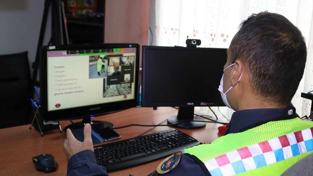 Erzurum'da jandarmadan çocuklara uzaktan eğitimle trafik dersi