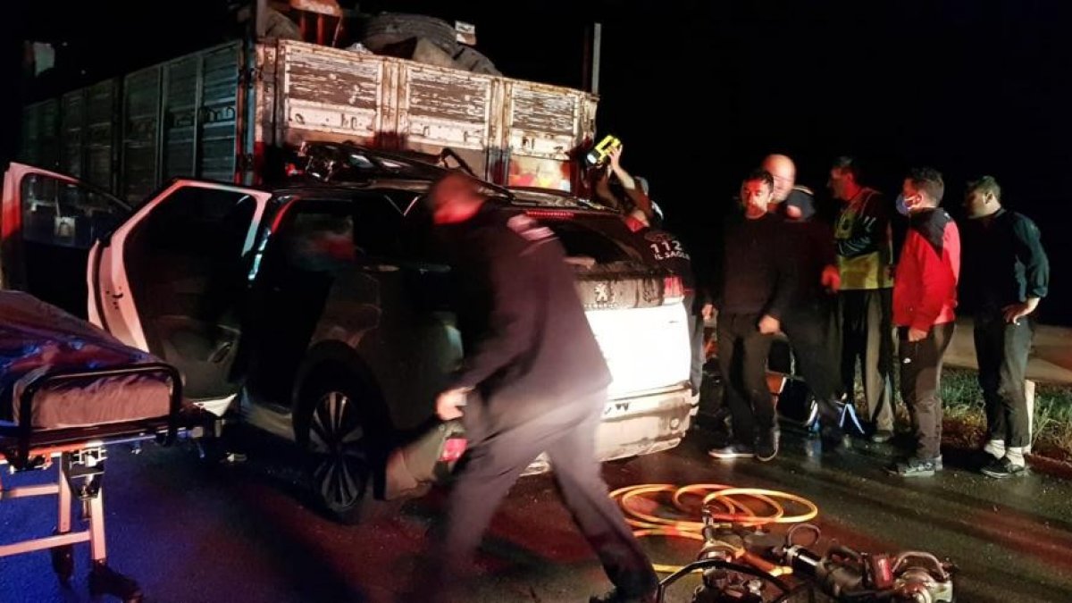 Erzurum'da kamyona çarpan otomobilde zamana karşı mücadele: 2'si ağır 3 yaralı