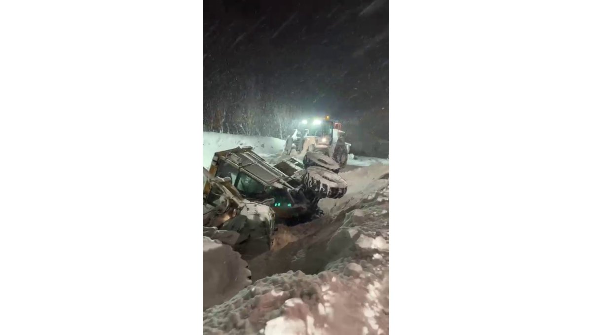 Erzurum'da kar temizleme aracı devrildi