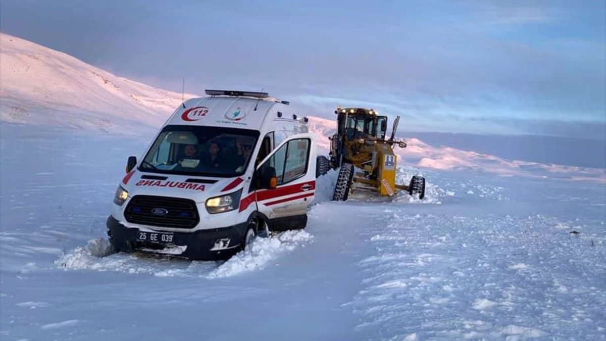 Erzurum'da kar timleri, kilometrelerce yol ağında karla mücadele ediyor
