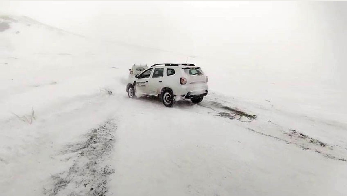 Erzurum'da kar ve tipi ulaşımı durma noktasına getirdi