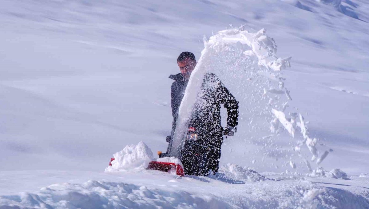 Erzurum'da kar yağışı durdu, çilesi devam ediyor