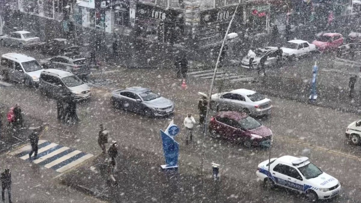 Erzurum'da kar yağışı etkili oldu