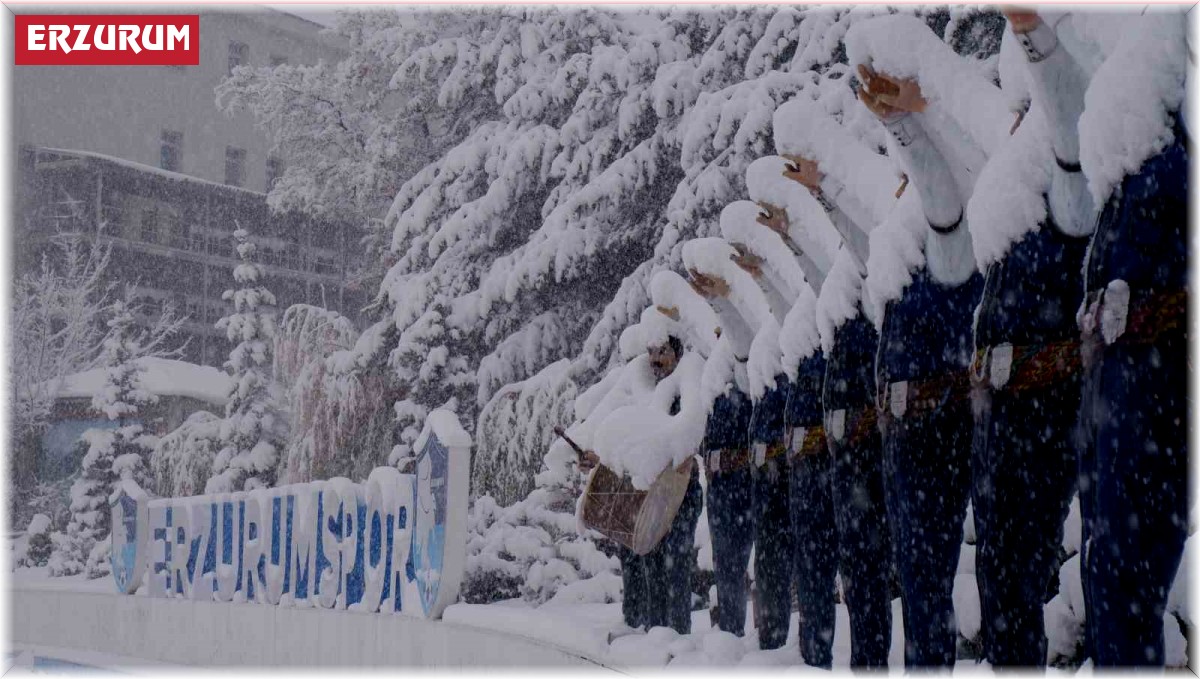 Erzurum'da kar yağışı hayatı olumsuz etkiliyor