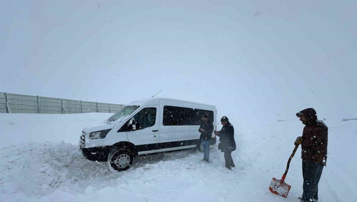 Erzurum'da kar yağışı ve tipi nedeniyle araçlar yolda mahsur kaldı