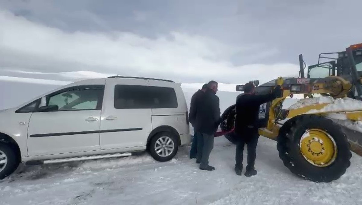 Erzurum'da kara saplanan otomobil 3 saat mahsur kaldı