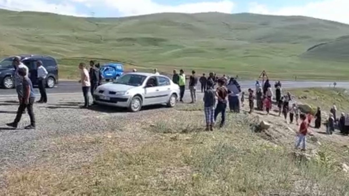Erzurum'da kaza sonrası köylüler yolu trafiğe kapattı