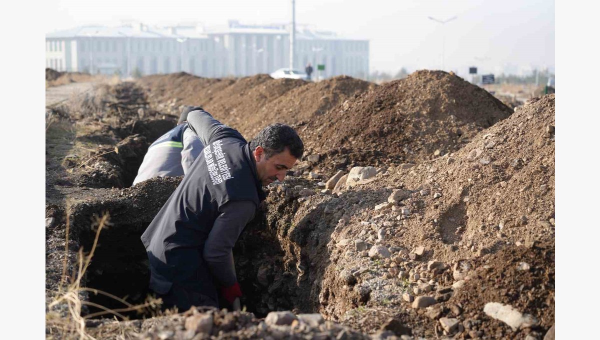 Erzurum'da kış öncesi mezar hazırlığı