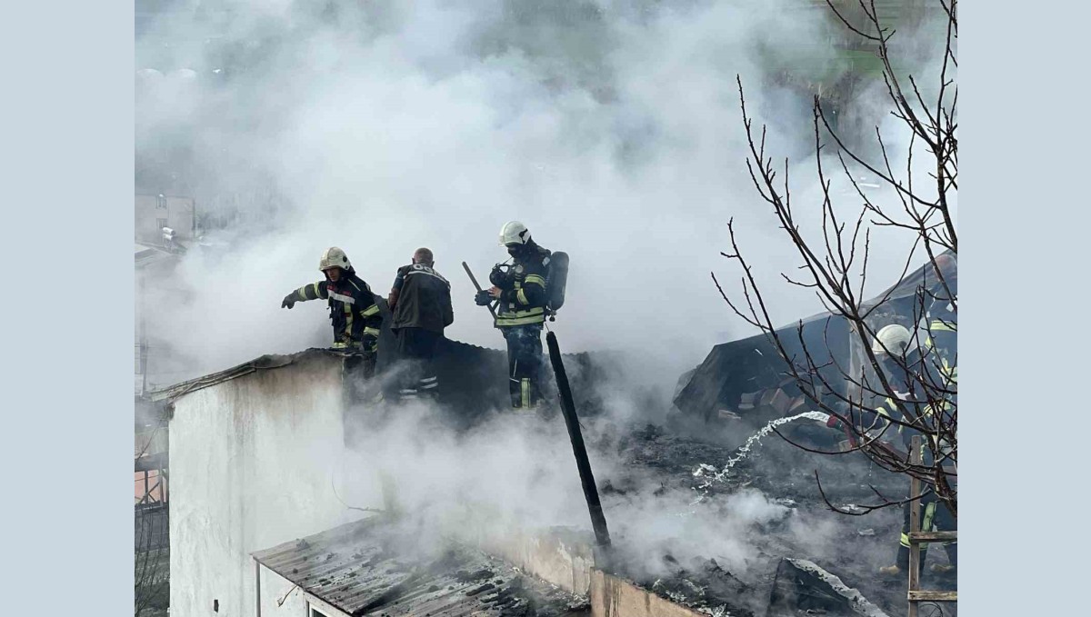 Erzurum'da korkutan çatı yangın